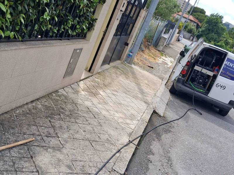 Técnico a desentupir tubagem de cozinha
