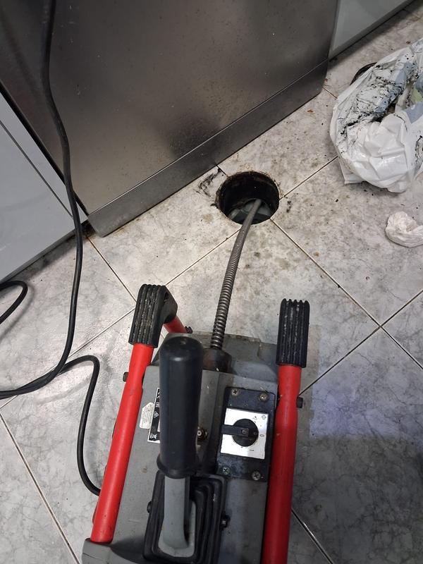 Desentupimento de um ralo de chão com máquina rotativa
